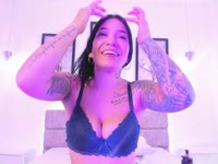 Hola, soy Angelina, una chica colombiana de 23 años, ¡amante
de los tatuajes! tengo un cuerpo definido, mido 1,53 cm de altura, tengo lapiel morena, buenos pechos y un buen trasero. Me llaman la reina de las
mamadas... Tengo un aspecto único y sorprendente, mis tatuajes representan
momentos importantes de mi vida o mi personalidad. Cubren un brazo, la espalda,
el cuello o incluso las partes más discretas, añadiendo un toque de misterio.
Soy segura y alternativa, con una imagen fuerte y auténtica.Mi apariencia es intensa y los tatuajes resaltan esa
combinación de creatividad, rebeldía y autoexpresión que me caracteriza. Me
gusta conocer gente, hablar, bailar, cantar. Uno de mis pasatiempos favoritos
es leer y escuchar música. Me gusta ser juguetona, me gusta mucho estar aquí
para disfrutar, experimentar y alcanzar el clímax, podemos divertirnos juntos.
Me encanta jugar con mis juguetes y hacer diferentes shows.
Soy voyeur y me excita mucho verte correrte
dentro de mí, creo que lo más sexy del mundo es verte disfrutar de mí