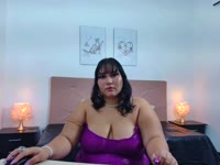 Soy una chica reservada, y muchas veces me cuesta ser la primera en hablar. No porque no tenga qué decir, sino porque mi timidez suele ganarme. Tengo una cara que muchas personas describen como bonita, con rasgos suaves y una expresión tranquila.