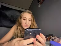 Hey jij... nieuwsgierig naar meer? Een 28-jarige geile moeder en alles behalve de standaard MILF. Klein en slank, maar 100% naturel... en ik hou ervan om bekeken te worden. Mijn spel is simpel: jou plagen tot je het niet meer houdt... laat mij je dag wat heter maken. In privéchat ga ik topless, wil je mij helemaal naakt zien en samen met mij spelen? Dan moet je naar VIP gaan.