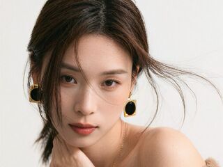 topless ZhiYue