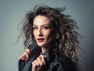 camgirl playing with dildo AryTorres