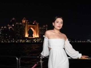 cam girl masturbating with sextoy FlowersLoveres