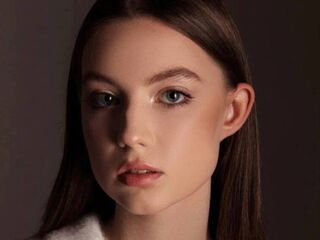 camwhore fingering shaved pussy JaneneFeig