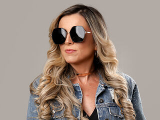 topless girl KiaraMoraes