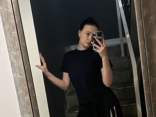 cam girl playing with sextoy KiraBentley
