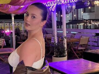 camgirl showing tits KyleeBig