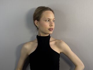 cam girl playing with vibrator MalliaLucioni