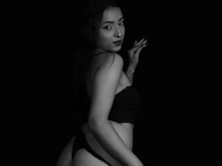 cam girl masturbating with vibrator MaraLewiski