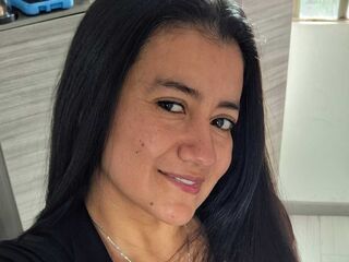 naughty camgirl fingering shaved pussy MariaThomp