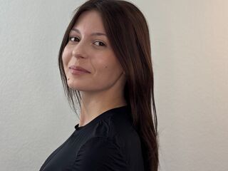 naughty cam girl fingering shaved pussy RobinCarcieri