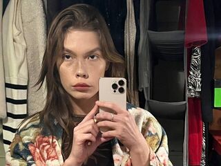 topless camgirl RubyRedkis