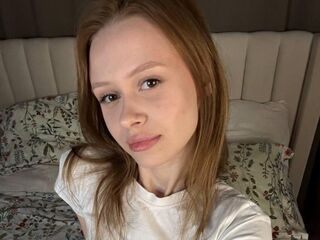 hot cam girl masturbating with vibrator TaraGnagey