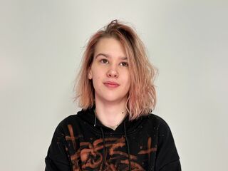 camgirl masturbating with dildo WillaBurrington